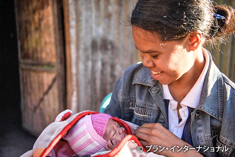 写真：わが子を見つめるアクエリナさん