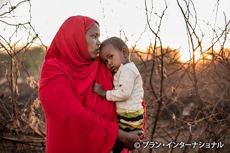 写真：子どもを抱くファドゥモさん