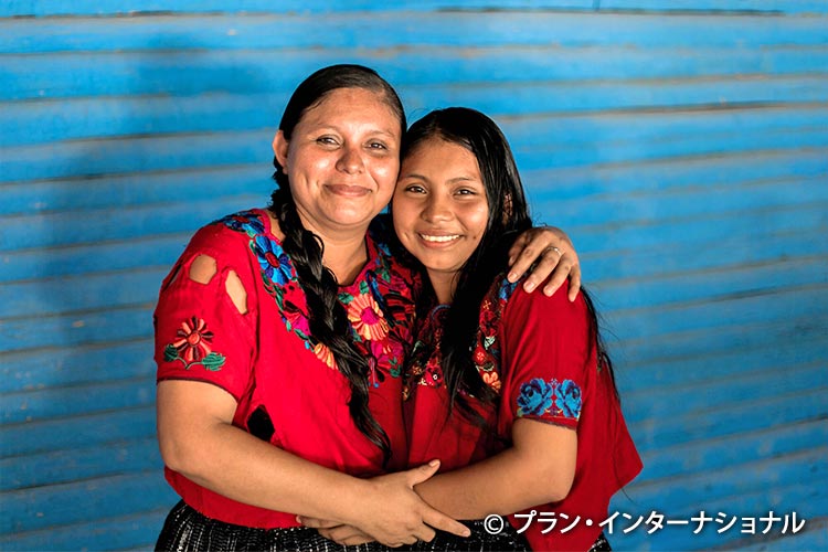 写真：イングリッドさん（左）と娘のネスリーさん