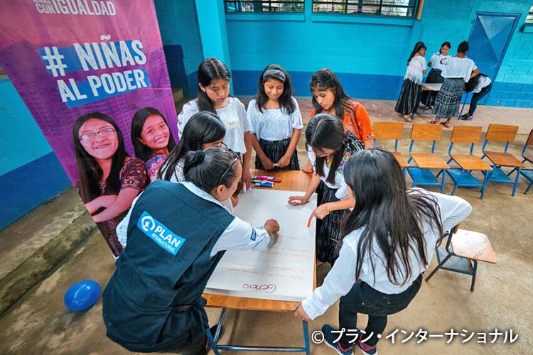 写真：活動に参加する女の子たち