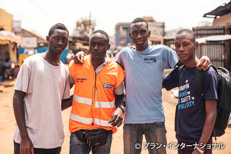 写真：安全なまちづくりに参加した男性たち