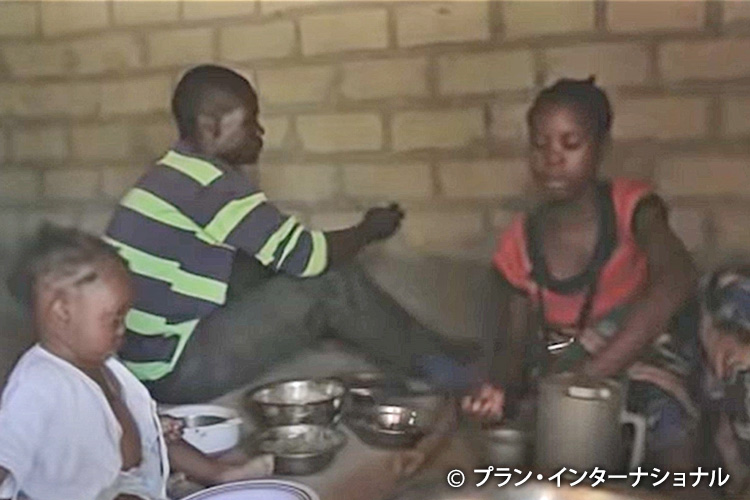 写真:早すぎる妊娠の代償と将来への希望(ザンビア)