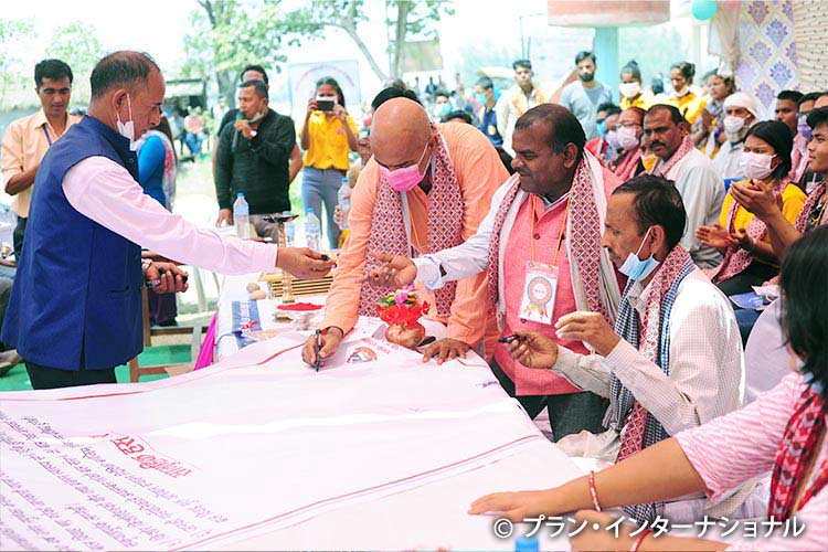 写真:早すぎる結婚防止への決意に署名する行政リーダーたち