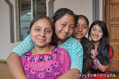 写真:女の子の権利のための活動に関わる仲間たち