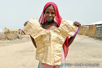 写真:自分で縫製した衣服とともに