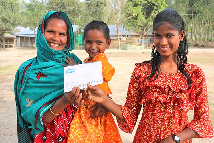 写真:手紙を受け取ったチャイルドとその家族