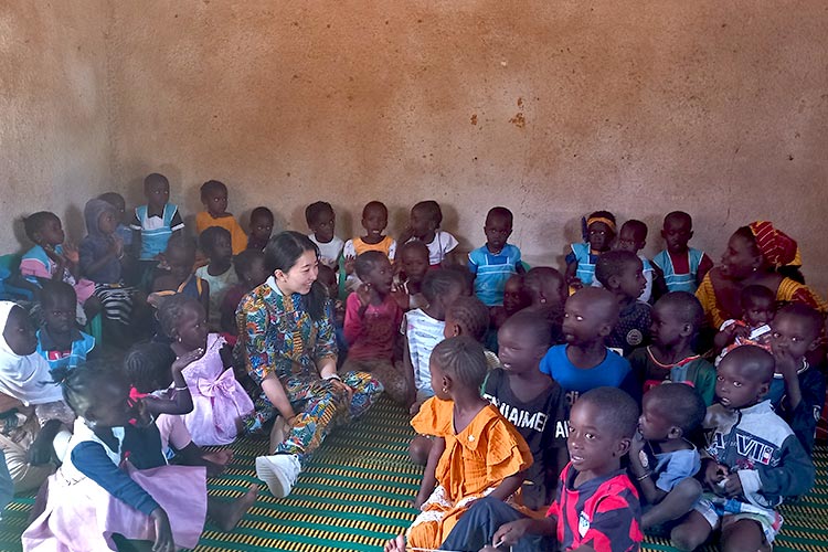 写真：「幼稚園に通うために片道10Km以上を歩く人もいると聞きました。他にも色々な課題があると思うので、今後も現状について学んでいきたいです」