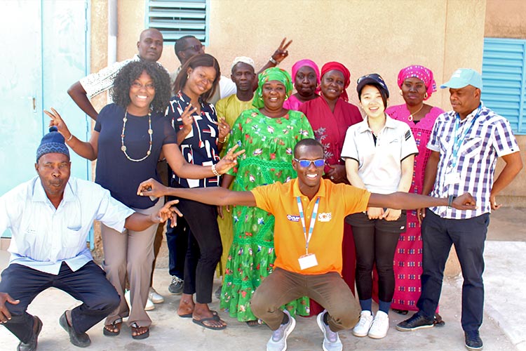 写真：セネガルのプラン職員と一緒に