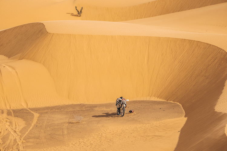写真：レース中にサハラ砂漠にて