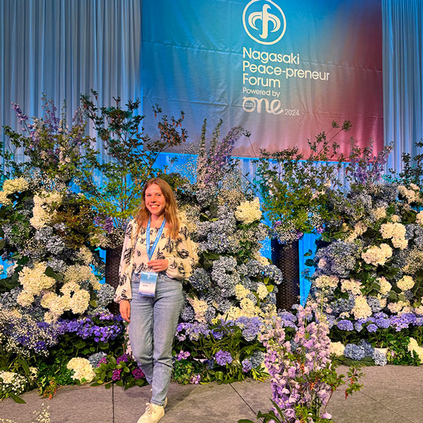 写真:アンナ職員。国際フォーラムの会場にて