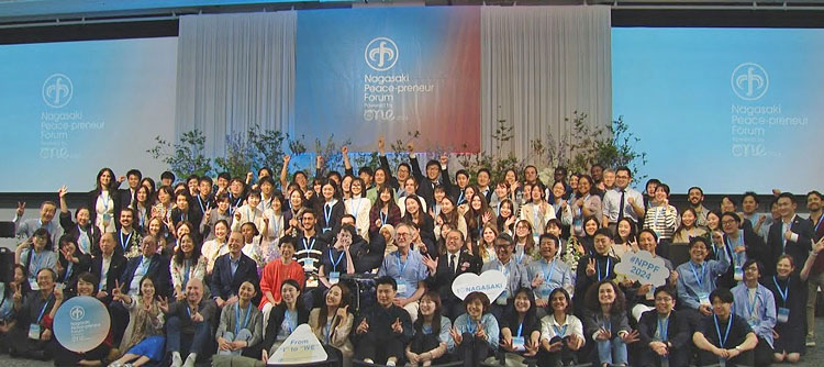 写真:講演者とフォーラム参加者との集合写真