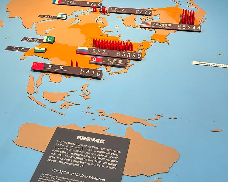 写真:長崎原爆資料館の展示 世界の核兵器数