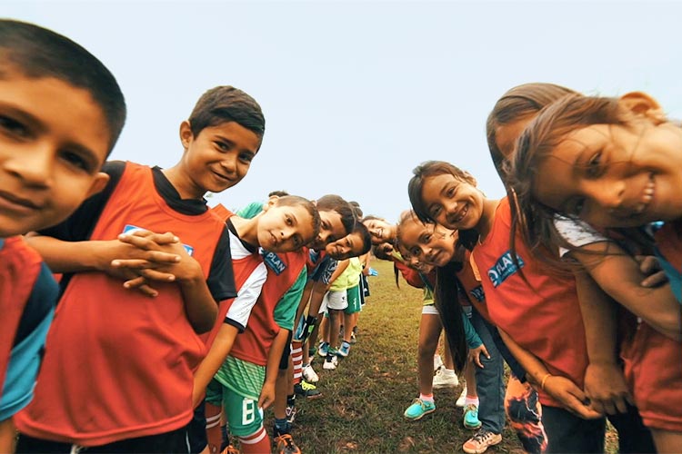 サッカープロジェクトに参加している子どもたち