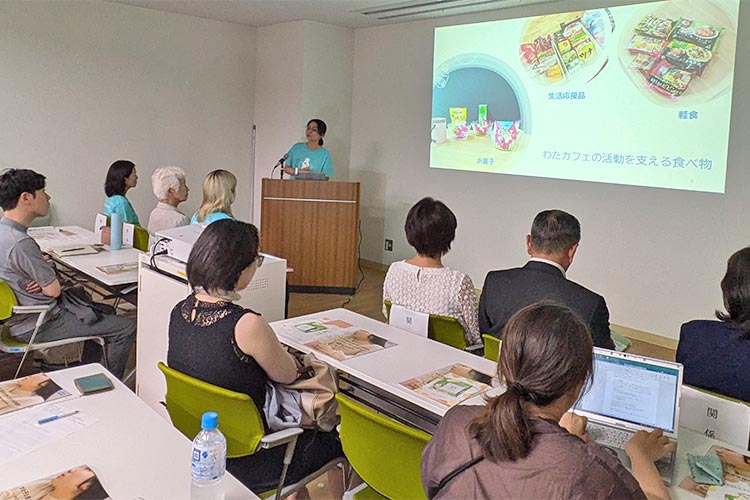 写真：報告会の様子