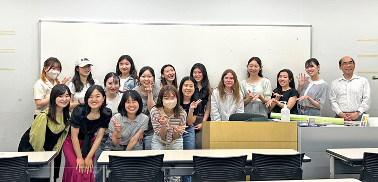 写真：早稲田大学の学生の皆さんと筆者（右から5人目）