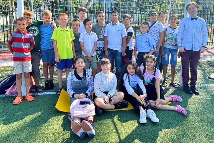 写真：夫（後列右）とロマの子どもが3割を占めるクラスの生徒