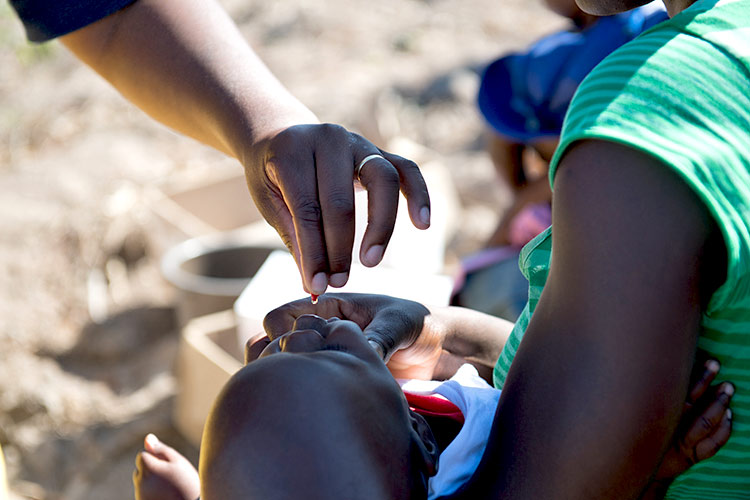 写真:経口ワクチンを受ける乳児（ジンバブエ）