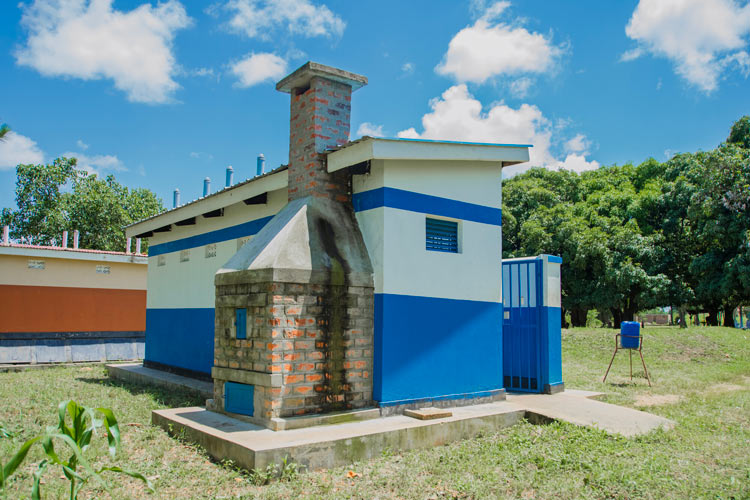 学校に男女別のトイレを建設（ウガンダ）