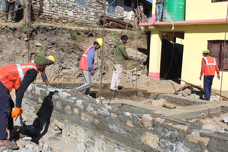 写真：学校の男女別トイレ棟の建設の様子
