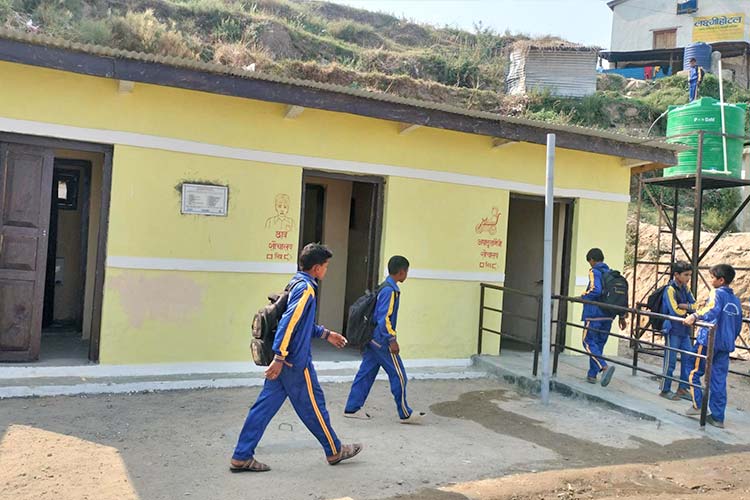 写真：完成した男女別トイレ　入り口には手すり付きスロープを設置