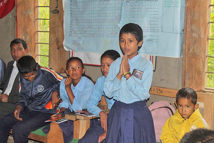 写真：衛生トレーニングで自分の意見を述べる女の子