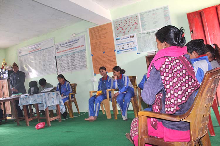 写真：学校改善計画について話し合う学校運営委員たち