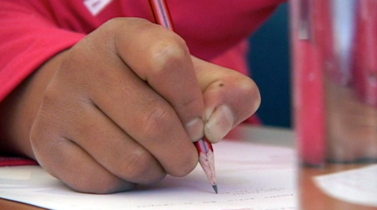 イメージ：鉛筆を持って手紙を書いている手元