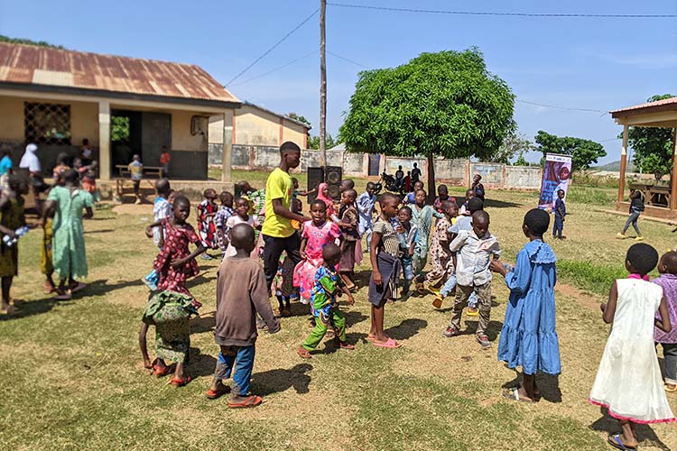 写真:さあ、休み時間だ!