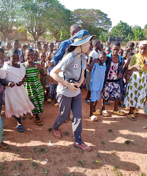 写真:校庭をうろうろする筆者