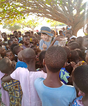 写真:校庭で子どもに囲まれる筆者