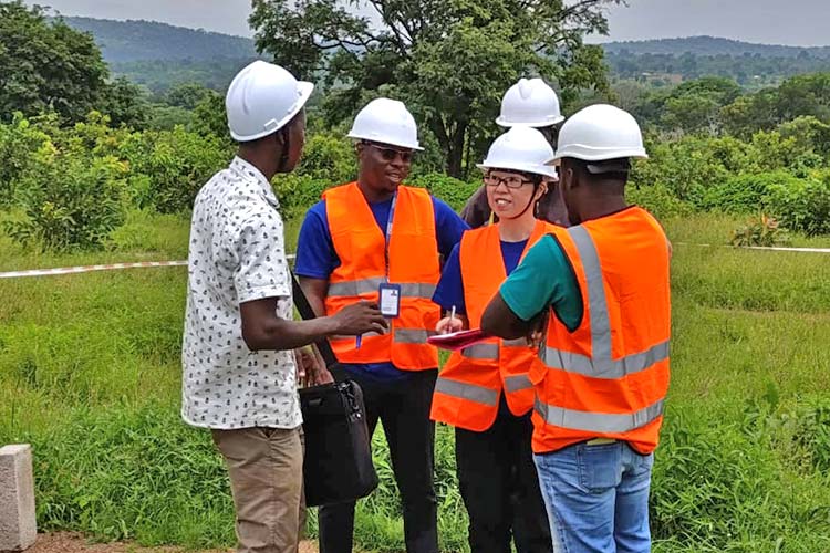 写真:草原のど真ん中で建設位置の確認を行う