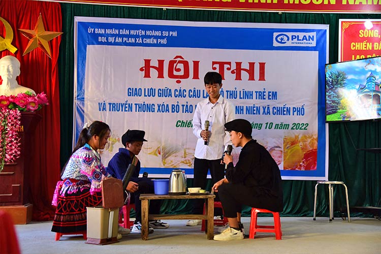 写真：早すぎる結婚の弊害について伝える寸劇