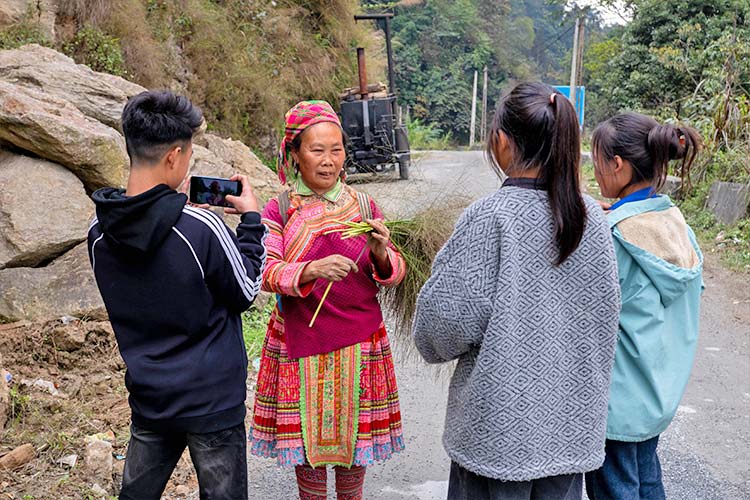 写真：コミュニティの住民にインタビューをする若者