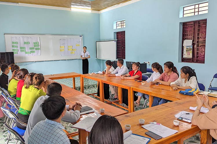 写真：研修センターで研修を受ける若者たち