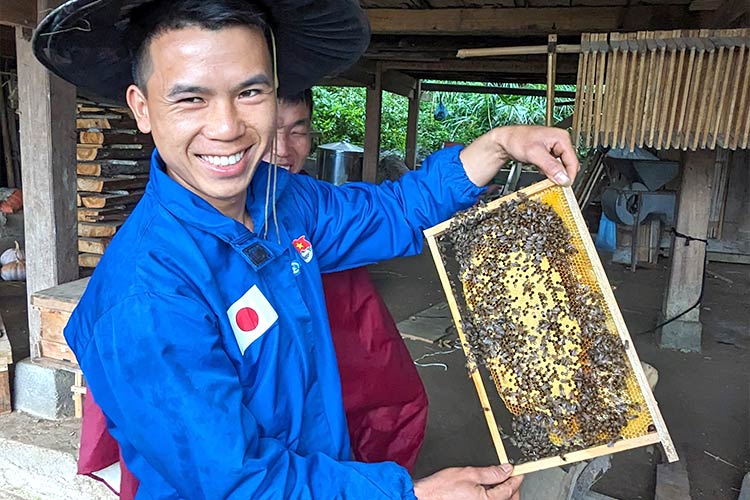 写真：養蜂トレーニングの参加者
