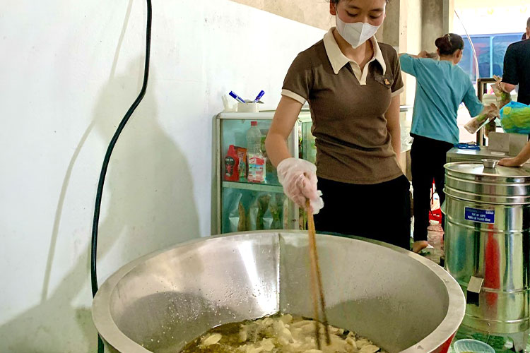 写真：食品加工トレーニングに参加後、バナナチップスの販売を始めた女性