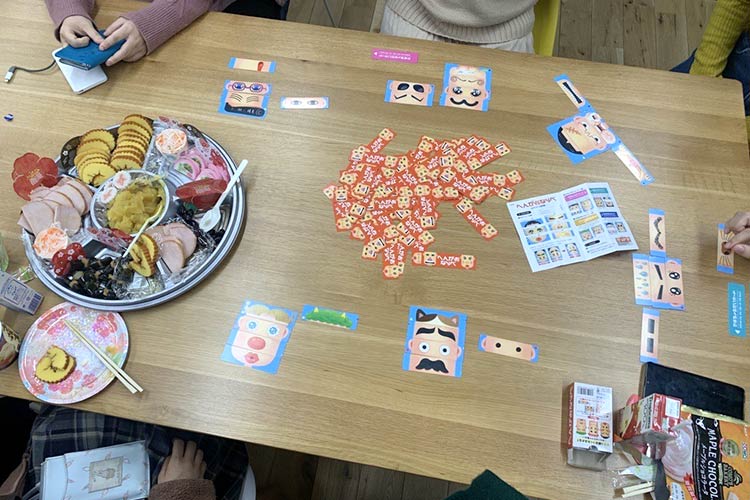 写真：「わたカフェ」利用者の女の子たちと新年を祝いました