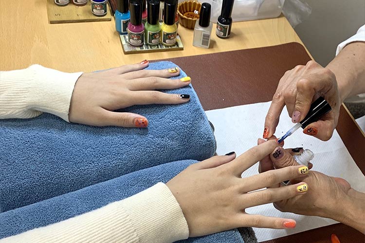 写真：ネイルイベントを開き、おしゃれを楽しみました