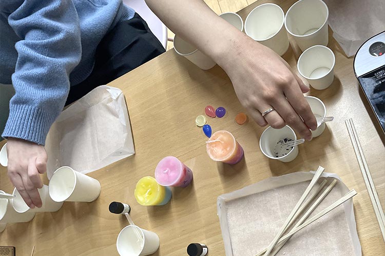 写真：キャンドルづくり体験。利用者と一緒に作りました