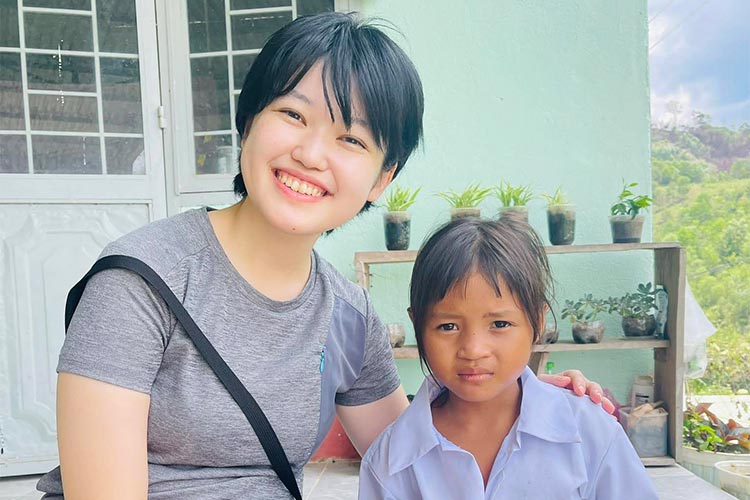 緊張している様子のチャイルドのイーちゃんと