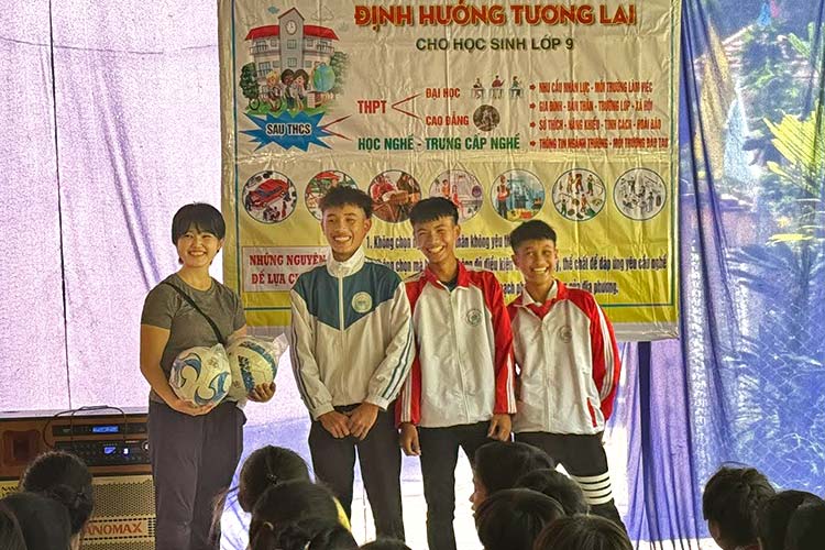 小学校では、生徒にサッカーボールや文房具をプレゼント