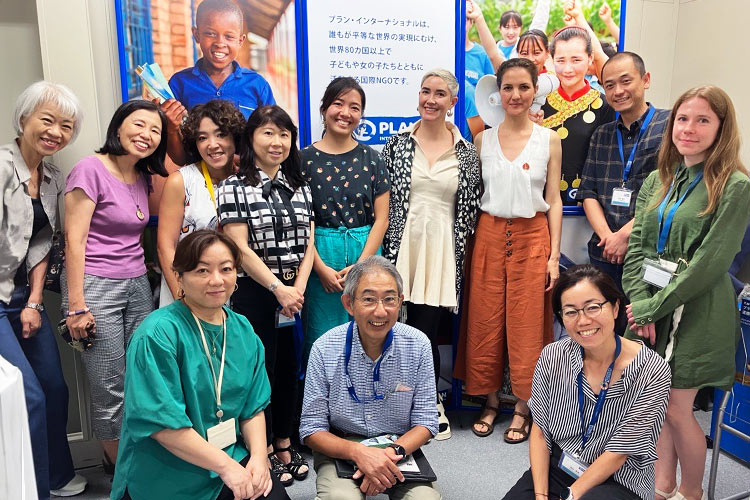 筆者（右）とアンヘラ（後列右から4人目）、レナータ氏（後列右から3人目）、日本のプラン職員たち