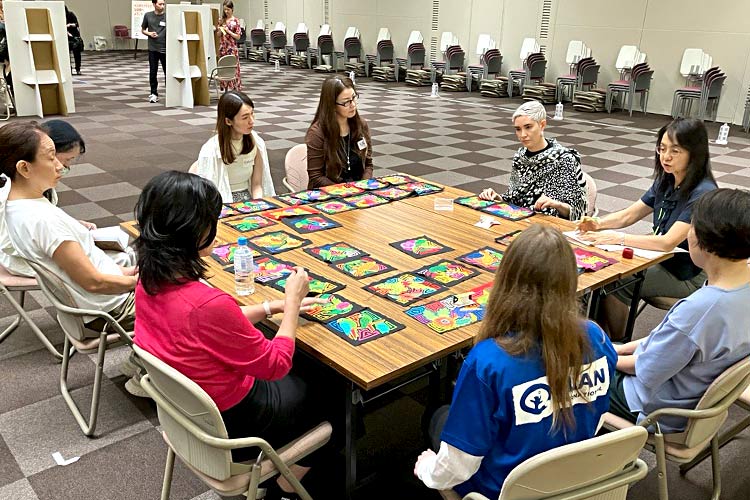 写真:モラ刺繍を活用したアクティビティの様子