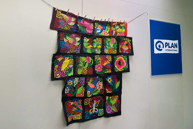 写真:モラ刺繍を活用したアクティビティの様子