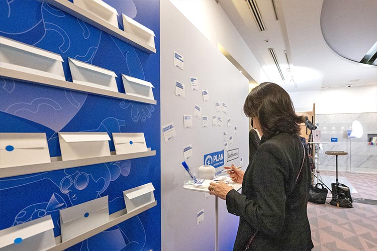 写真:未来に向けた誓いを手紙で表現