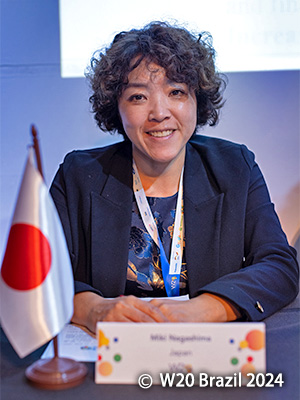 写真：会議にて　長島職員