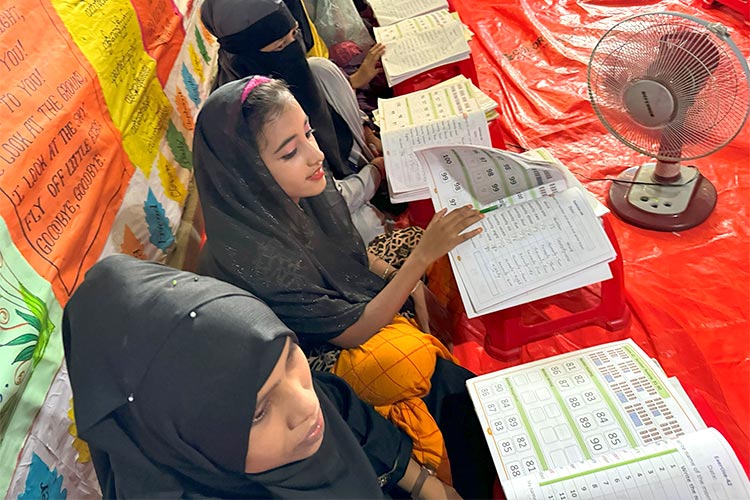 写真：熱心に学ぶ女の子たち