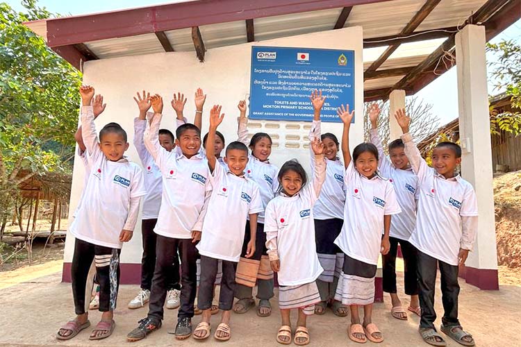 写真：完成した学校トイレと子どもたち
