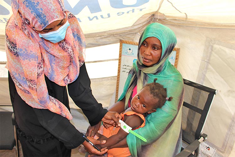 写真：急性栄養不良かどうかの計測を受ける避難民の子ども