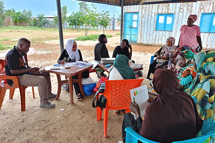 写真：栄養ボランティアたちと活動上の課題を話し合う定期的な会合の様子